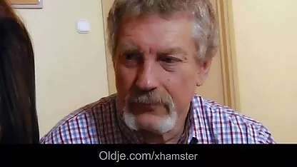 O garçom esticou as pernas na frente do dono da casa e tentou fazer sexo com o sexo caseiro filmado homem.