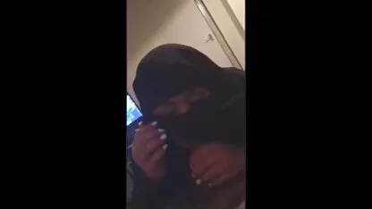 Filha acariciando seu novo marido prono caseiro