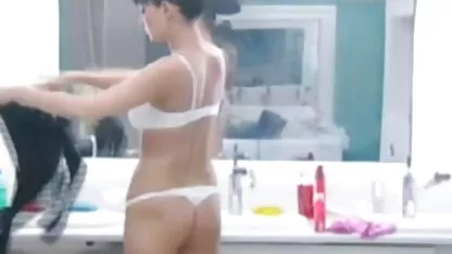 Mascarado Morena com tranças fazer o homem um fresco sexo caseiro entre familia caseiro boquete