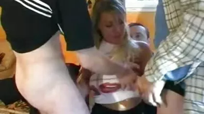 Na cozinha, uma boa esposa faz um videos de sexo caseiro com brasileiras boquete para o marido e se entrega no chão com câncer