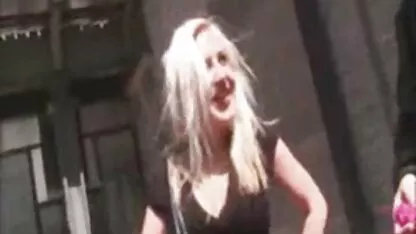 Beleza de cabelos longos leva um pau na incestocaseiro boca para chupar suavemente antes de fazer amor na cama