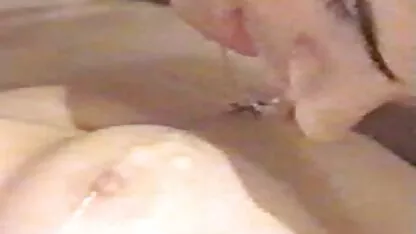 O homem musculoso é inerente à vagina da loira video caseiro xx graciosamente