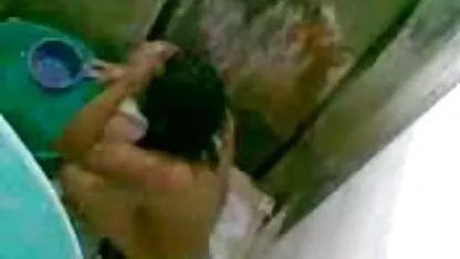 Riser para uma mulher fazendo amor caseiro ativa