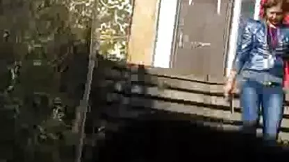 O marido fode a esposa com uma pose confortável na só vídeo pornô caseiro frente da câmera amadora