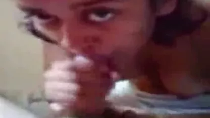 Na piscina, uma bela mulher peituda xvídeos pornô grátis caseiro colocando o vibrador em sua vagina