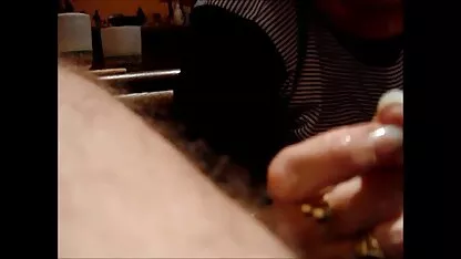 Em vez de uma massagem, uma garota nua acaricia sexo real amador caseiro um homem com os dedos limpos