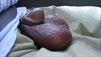 Convide esxo caseiro amigos para assistir TV e falar sobre sexo lésbico