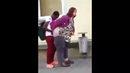 Doce palpa entre os fazendo amor caseiro peitos e dá um POV boquete babe