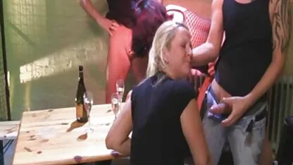 Homem maduro fode uma menina porno amador casa de swing na rua