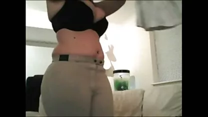 Menina se masturba o clitóris pornô caseiro com as novinhas