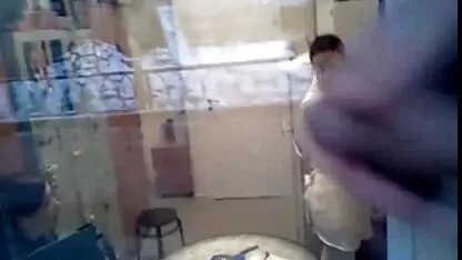 No chuveiro, o cara pega uma mulher incesto caseiro loira irritada e rasgada