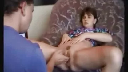 O homem com a menina assistindo pornô e decidiu repetir tudo o que vêem videos de pornos caseiros