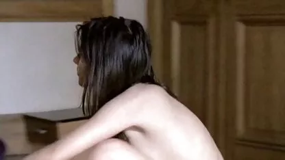 Ele lambe a vagina de sua caseiro pornô caseiro esposa no banheiro e fode a loira com câncer
