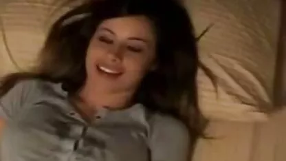 Ele trouxe uma garota video caseiro troca de casais para sua casa e fode na cama
