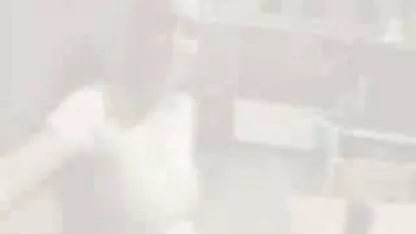 Em uma pose para uma mulher Rider em filmes caseiros gratis um cavalo na frente da câmera, uma garota Bunda Ao ar saltando sobre o pênis