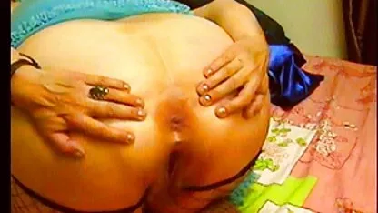 Companheiro incesto sexo caseiro ajuda um amigo com duas hastes para passar por uma mulher adulta loira