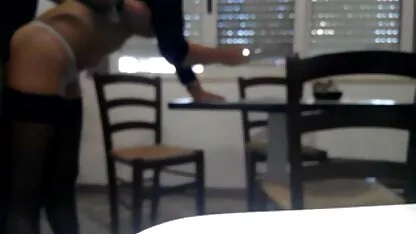 Mascarado Esposa cuidadosamente chupar espesso cum de video caseiro pormo um membro do marido