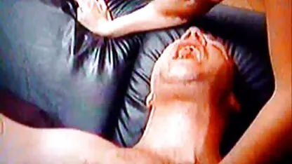 Tesão de Loira abriu as anal caseiro com esposa pernas na frente de um homem e deixá-lo foder