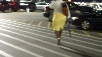 A beleza levantou sua saia curta para mostrar sua bunda que ela está tonificada no parque anal gostoso caseiro