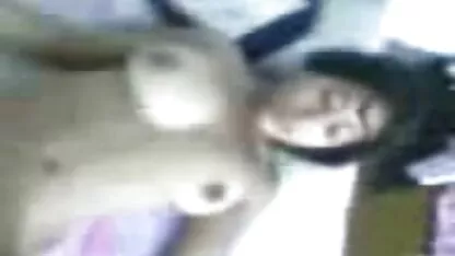 Uma mulher com shorts quero ver vídeo de sexo caseiro brancos e meias de corpo fica fodido