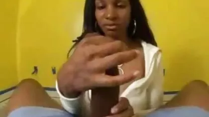 A beleza da curva do câncer é e arrebatou todos os buracos com novinha dando o cu video caseiro um pau grande