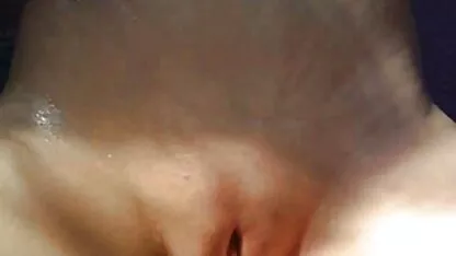 Bela jovem mulher recebe video pornografico caseiro uma gozada no rosto
